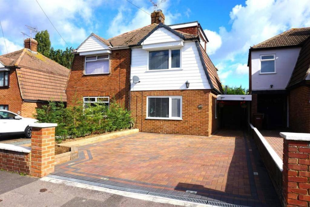 Lovely Family Home In Rainham, Kent Rainham  Dış mekan fotoğraf